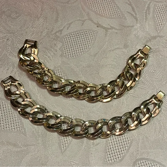VTG Monet Signed Matching Pair of Gold Tone Metal Chainlink Costume Bracelets - Picture 4 of 4